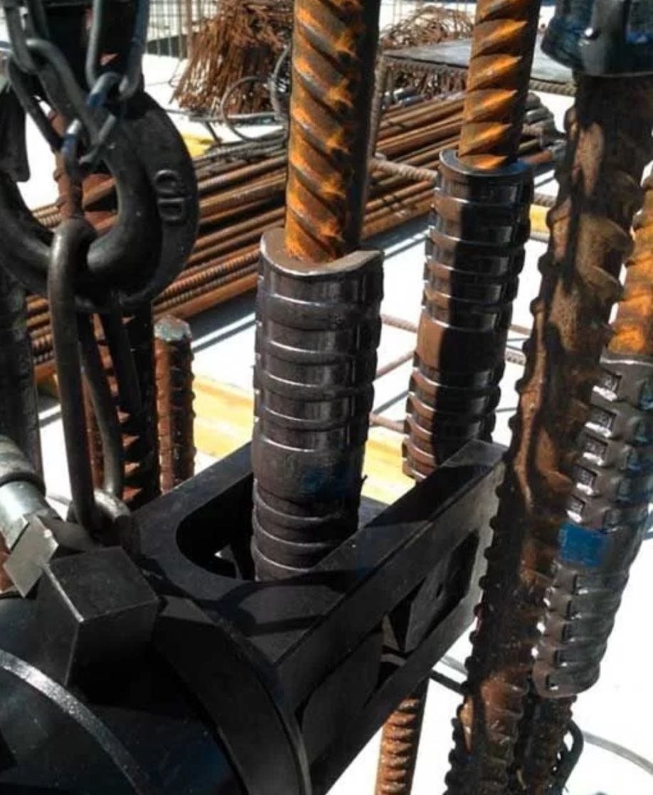 Соединение арматуры обжимными муфтами на объекте