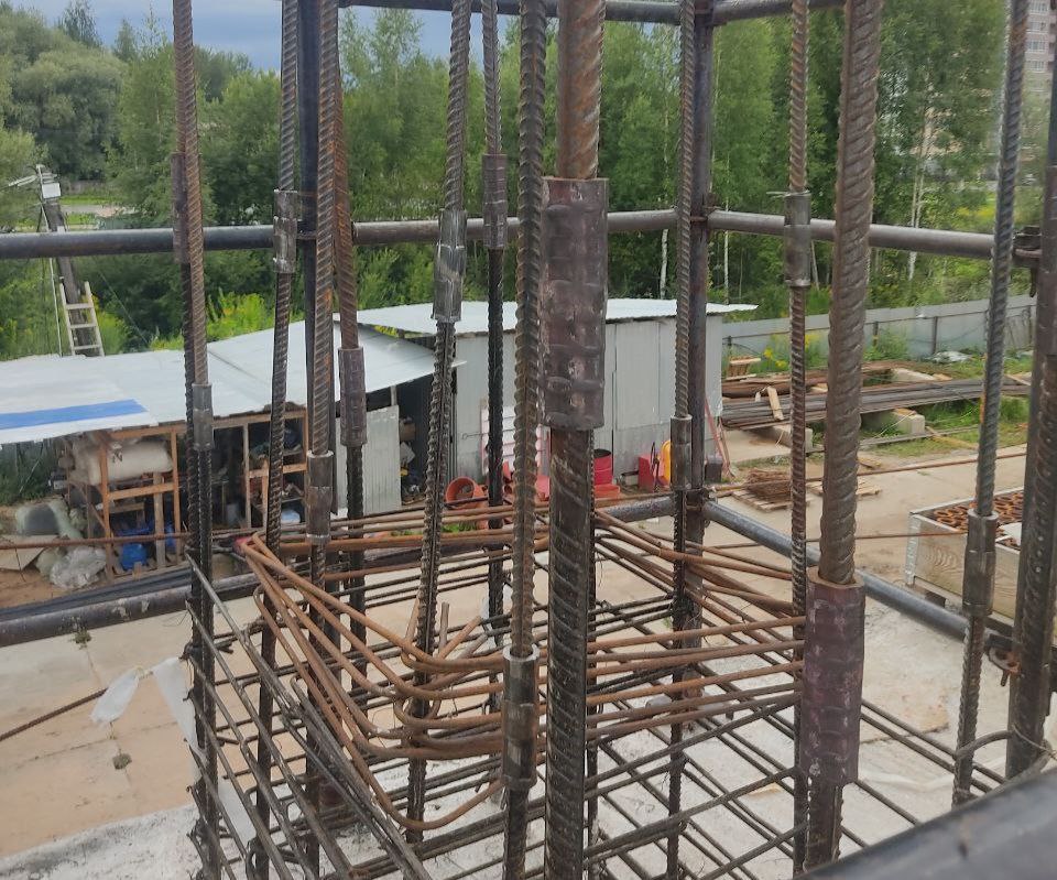 Муфты на арматуре крупным планом